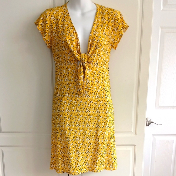 Boohoo Dresses & Skirts - Boohoo Ditsy Floral Flared Dress
